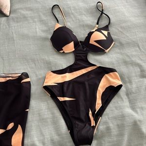 Beautiful black and tan/muted yellow monokini! Brand new!!